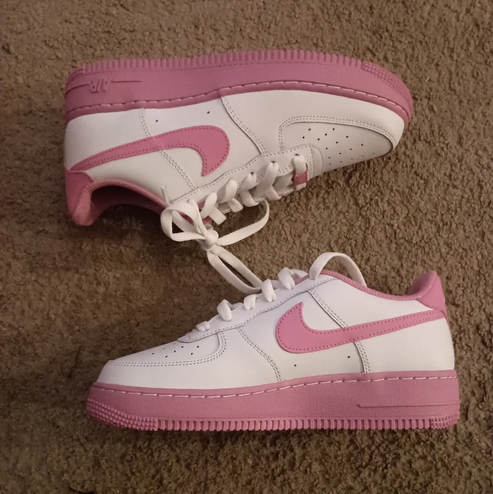 Nike Air Force 1 Low White Pink Sneakers BRAND NEW WITH BOX NO LID - Picture 3 of 7